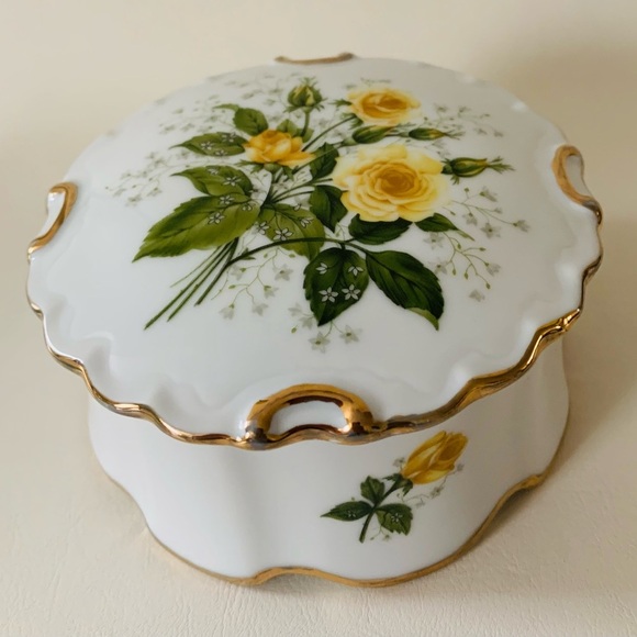 Porcelain box - Picture 1 of 10